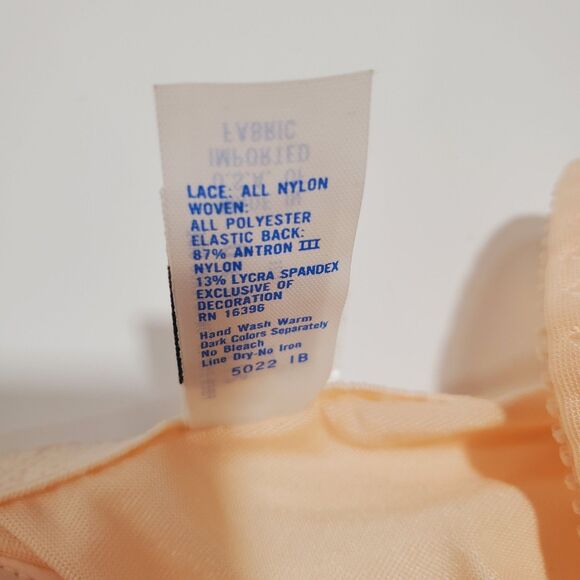 Vtg Valentino Intimo Bra 36D pink/peach Lace Underwire NWT 02710 front close - Picture 8 of 8
